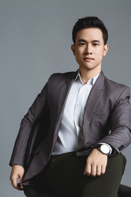 Free Elegant portrait of a young man in a stylish suit posing confidently in a studio setting. Stock Photo