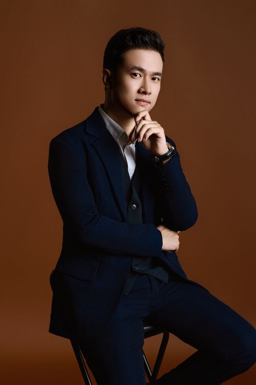 Free Sophisticated portrait of a man in a stylish suit, embodying elegance and fashion in a studio setting. Stock Photo