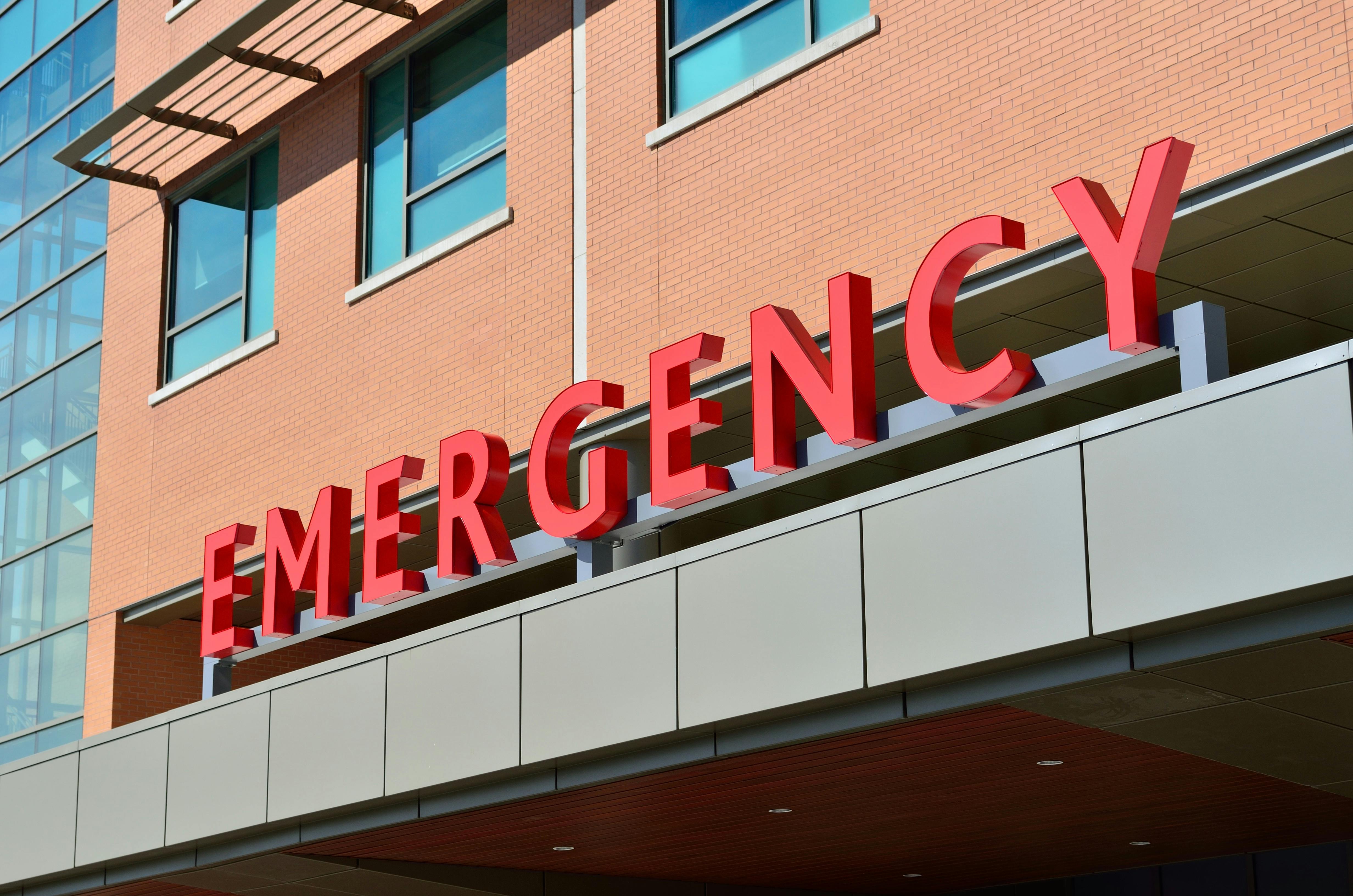 Die Notfallbeschilderung eines Krankenhauses. | Quelle: Pexels