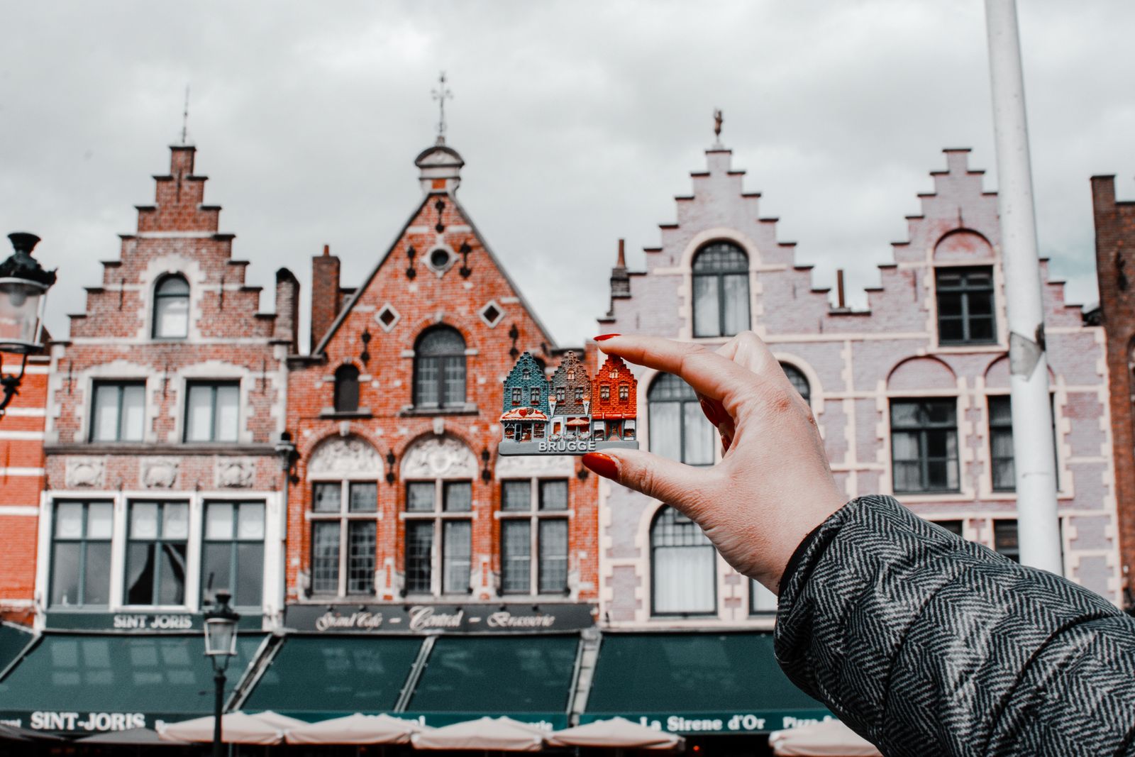 Op de vesten staat een werkende molen