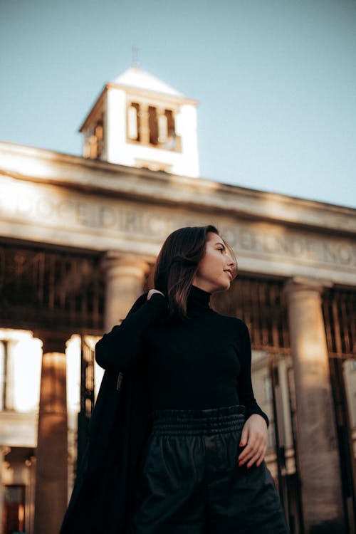 Portrait De Dame En Tenue Classique Autour De L'église