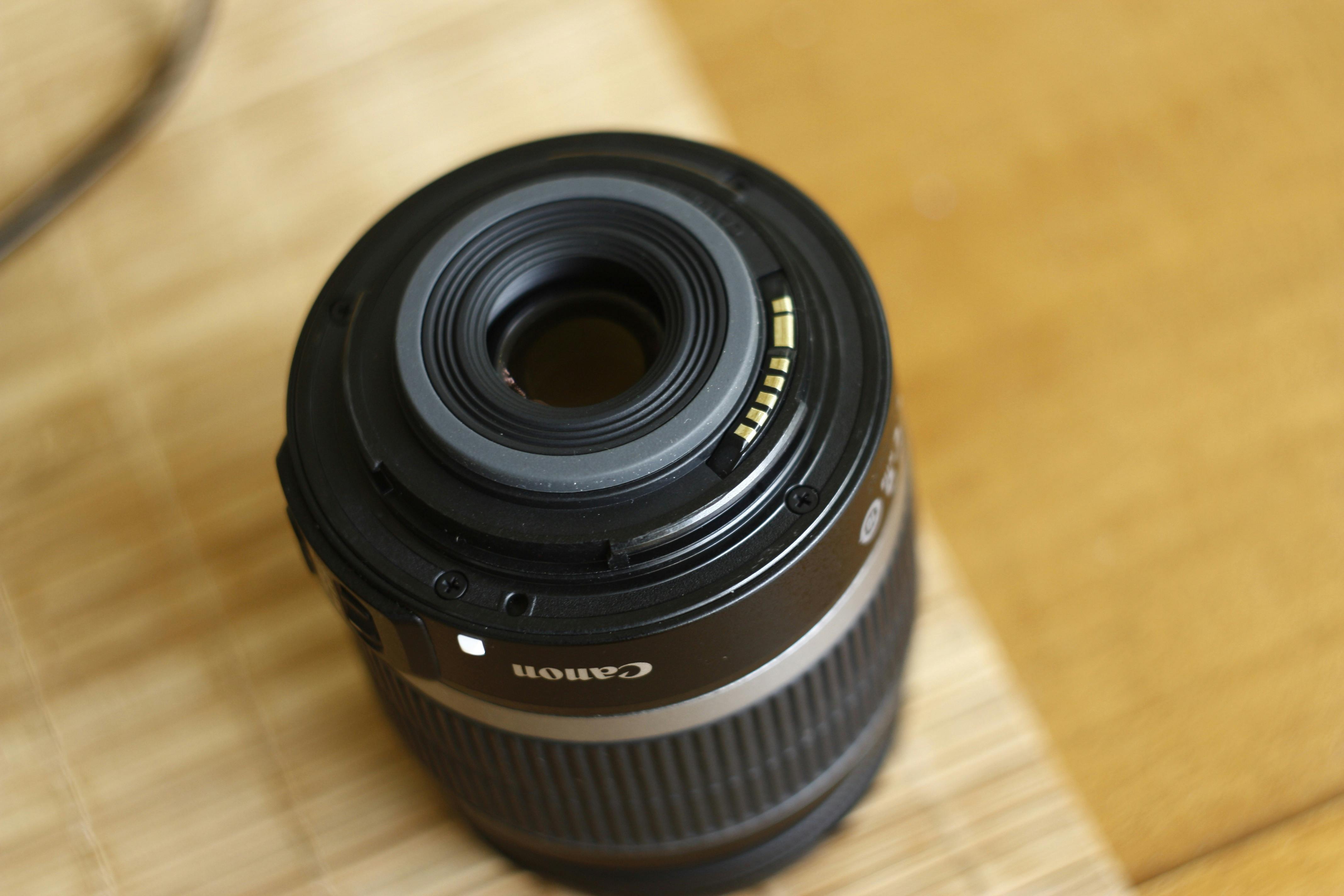 촛불이 켜진 생일 케이크