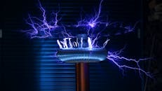 在黑暗环境中，特斯拉线圈能产生强大的弧线