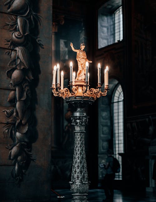 Kerzenhalter Mit Statue