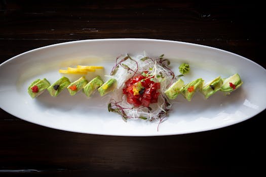 从顶视图看，精致的寿司盘配有牛油果卷和生鱼片，非常适合美食爱好者