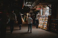 街边市场在繁忙的夜晚有小吃摊和步行活动