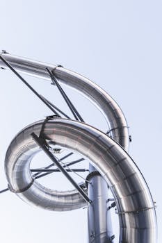 晴朗天空下现代建筑户外钢滑梯的特写