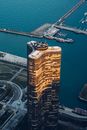 日落时分，海滨一座现代摩天大楼的戏剧性鸟瞰图