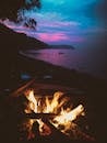 篝火的令人惊叹的看法在土耳其海滩在日落，包围你在温暖和宁静