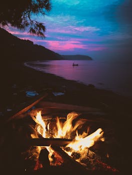 日落时分，土耳其海滩上营火的景色壮丽而温暖宁静