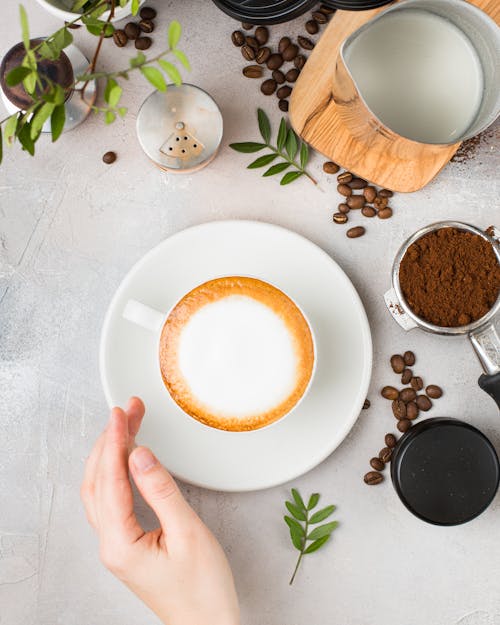 Tasse Blanche Sur Soucoupe