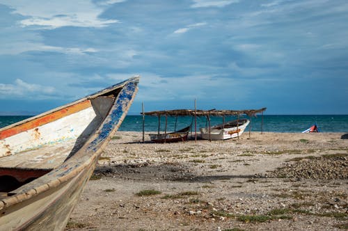 A boat on the beach