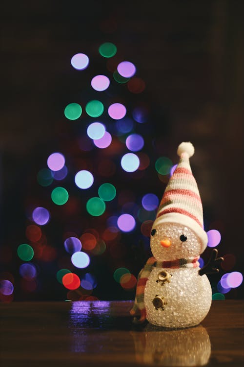 gratis Sneeuwpop Beeldje Op Tafel Stockfoto