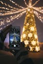 在节日的夜晚，有人用智能手机拍下了一棵明亮的圣诞树，灯光营造出神奇的氛围