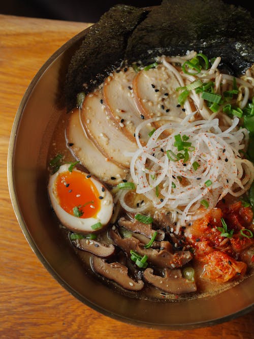 Free A bowl of ramen with noodles, mushrooms and other ingredients Stock Photo