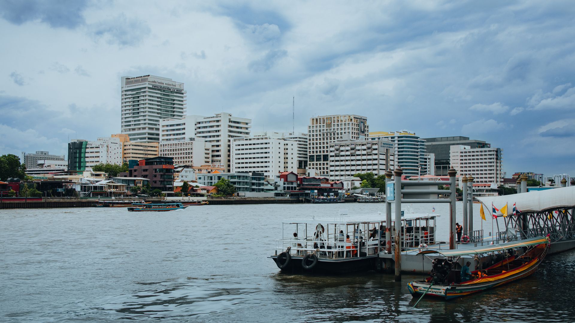 Frente al río de Bangkok bajo un cielo matinal gris y nublado