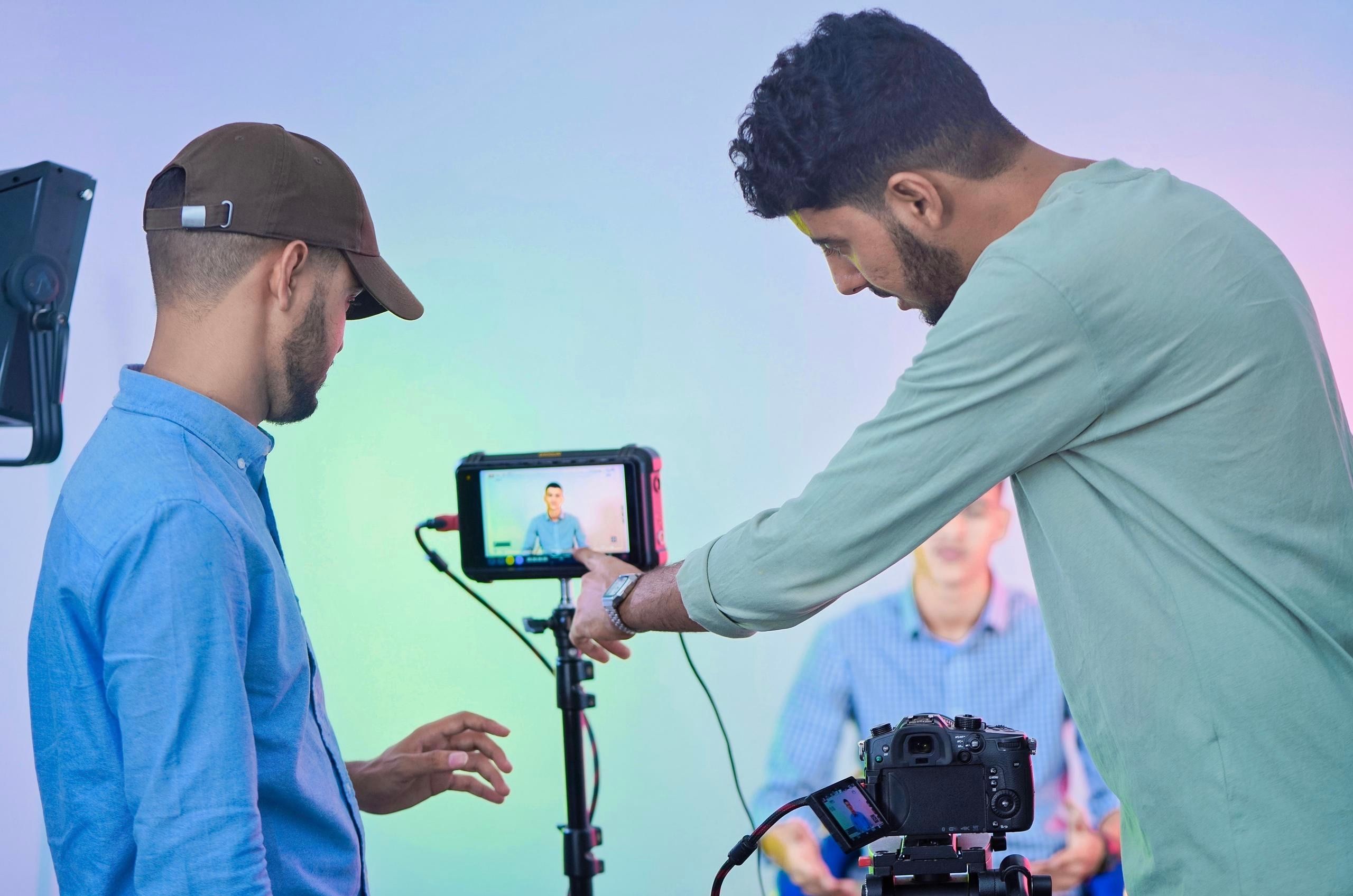 Modelo Masculino Grabando En Estudio · Foto de stock gratuita