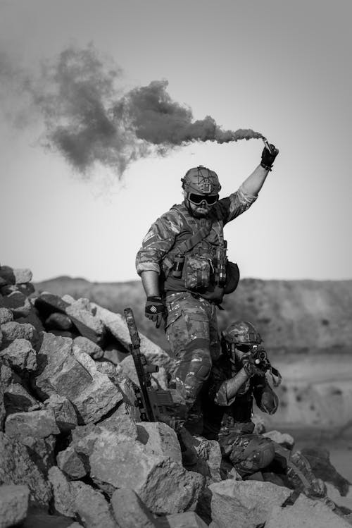 Homem Segurando Sinal De Fumaça