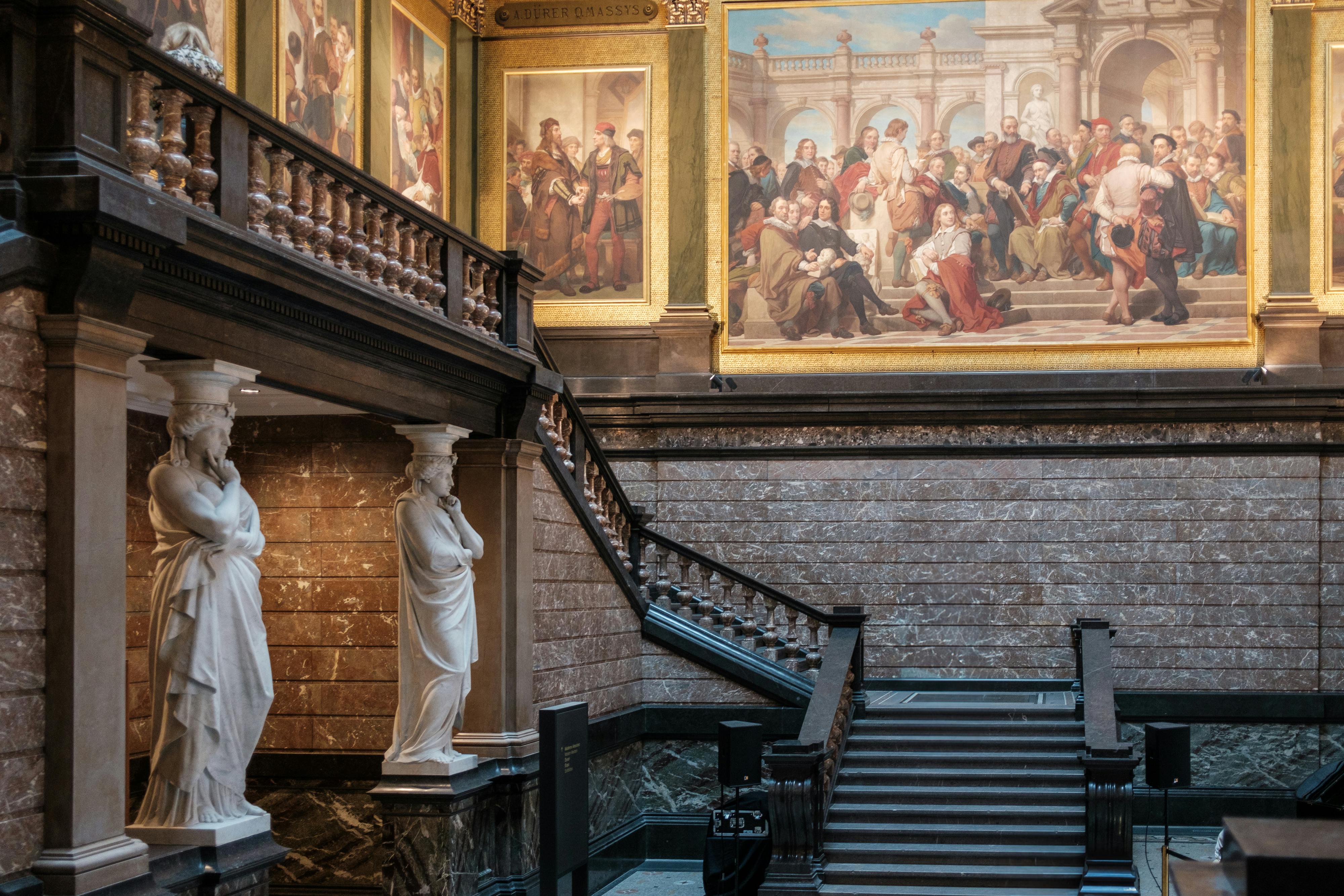 Belçika'daki bir müzede sergilenen ve Türk kültürel mirasını yansıtan tarihi eserleri ve sanat objelerini inceleyen ziyaretçiler.