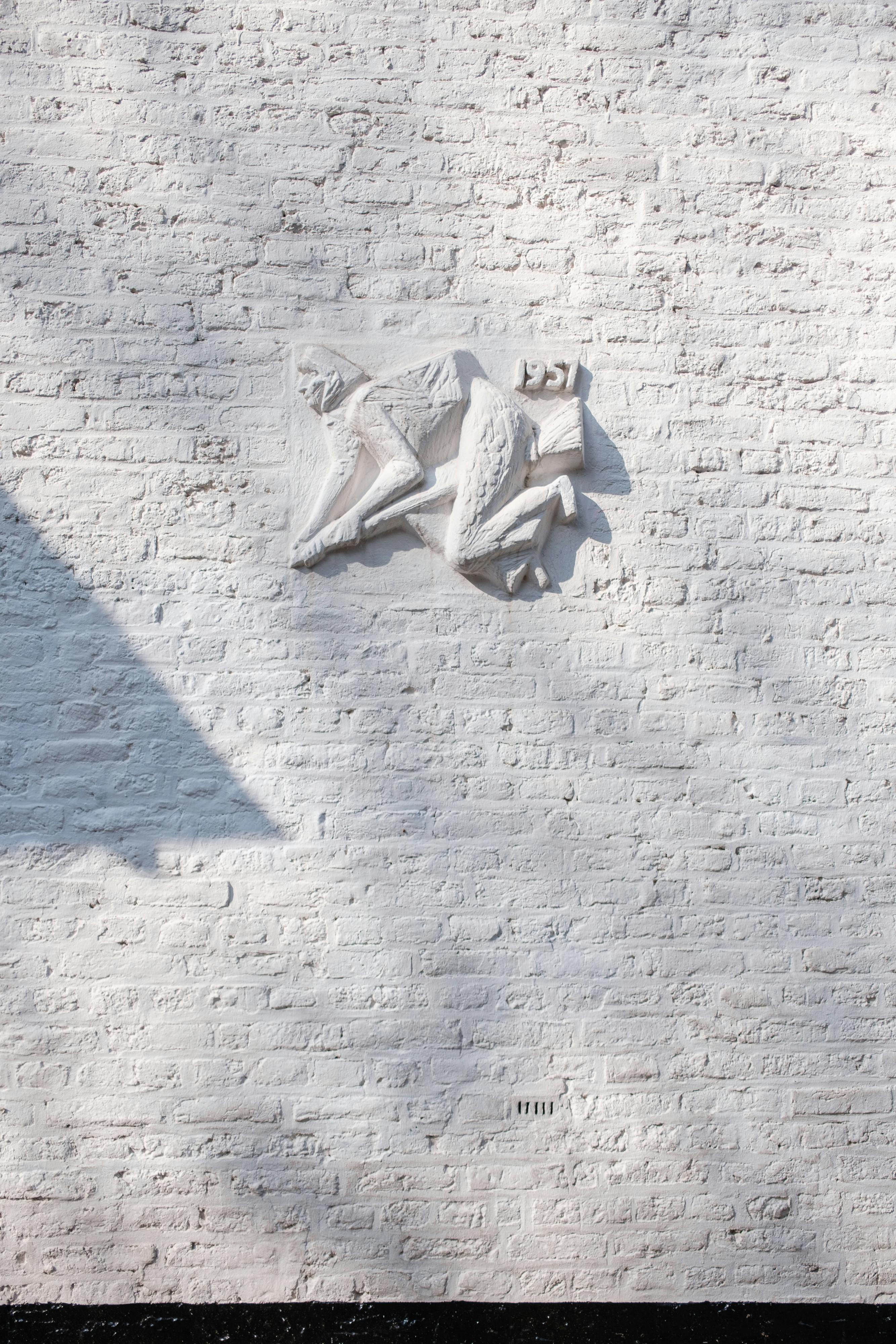 grátis Escultura Em Uma Parede Branca Em Maastricht Foto profissional