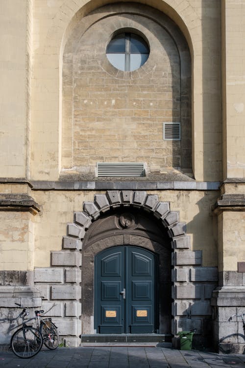 Free A blue door is in front of a building Stock Photo