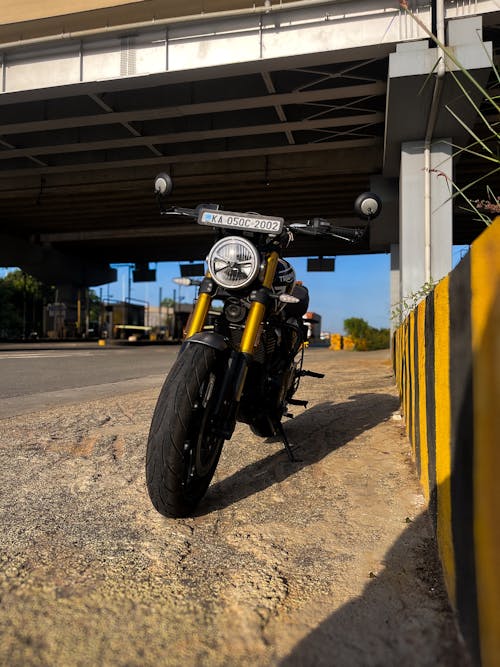 Darmowe zdjęcie z galerii z autostrada, bramka poboru opłat, czarny motocykl