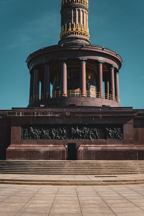 The monument to the fallen soldiers is in front of a blue sky