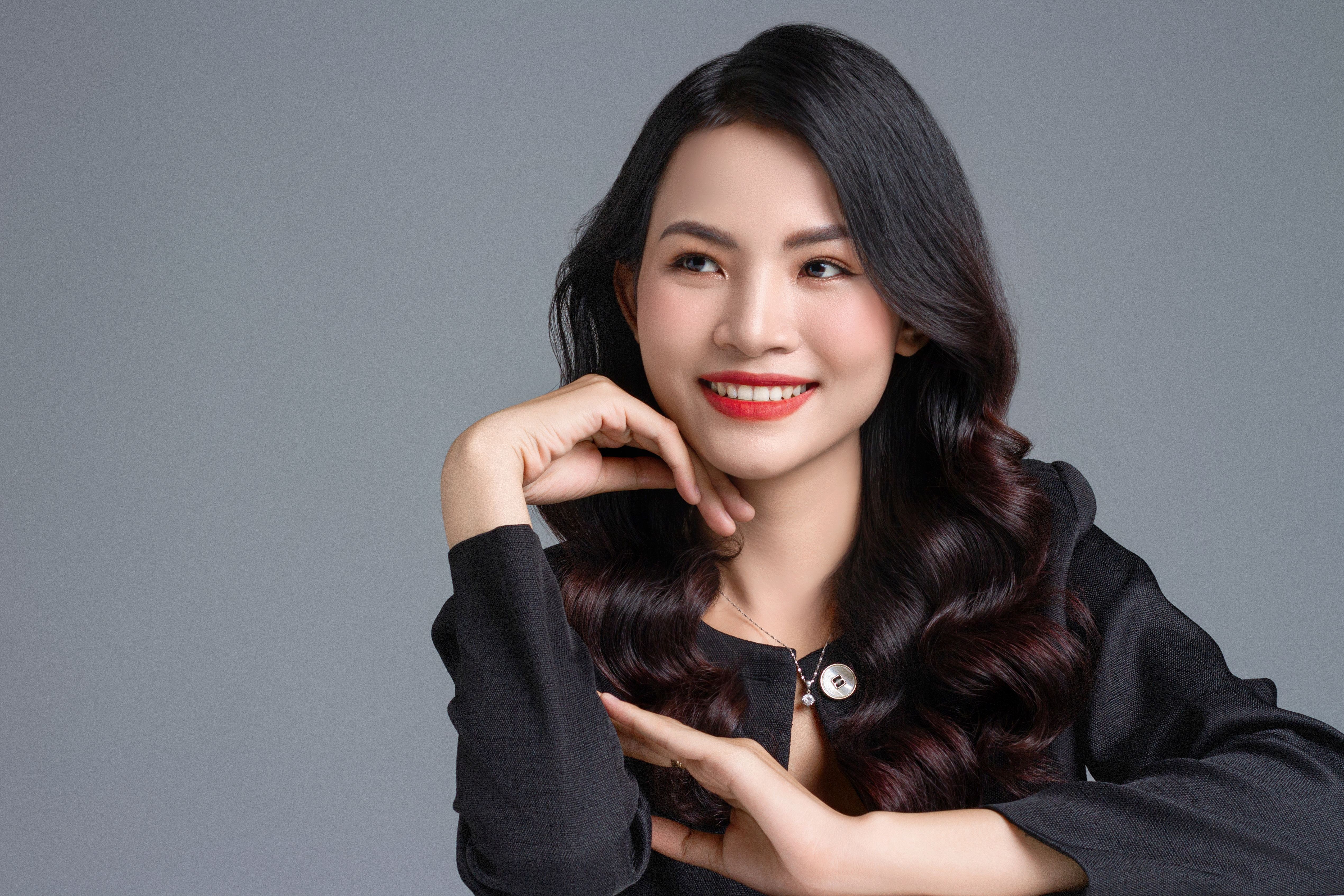 A woman with long black hair posing for a photo · Free Stock Photo