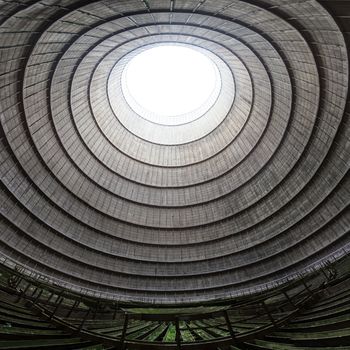 现代工业圆顶的壮丽景色，拥有螺旋图案和自然光线