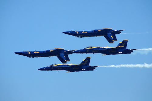 Vier Blue Fighter Jets Op Mid Air