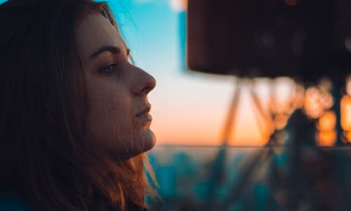 Foto profissional grátis de assistindo, lado, mulher