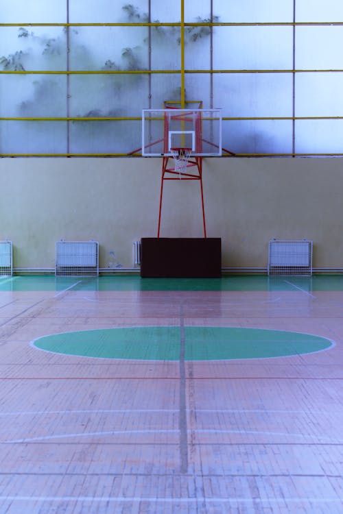 茶色と緑の空のバスケットボールコート
