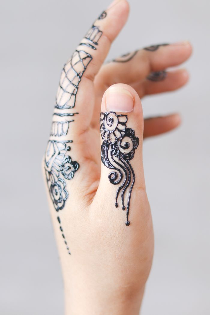 Intrikat henna på hånd