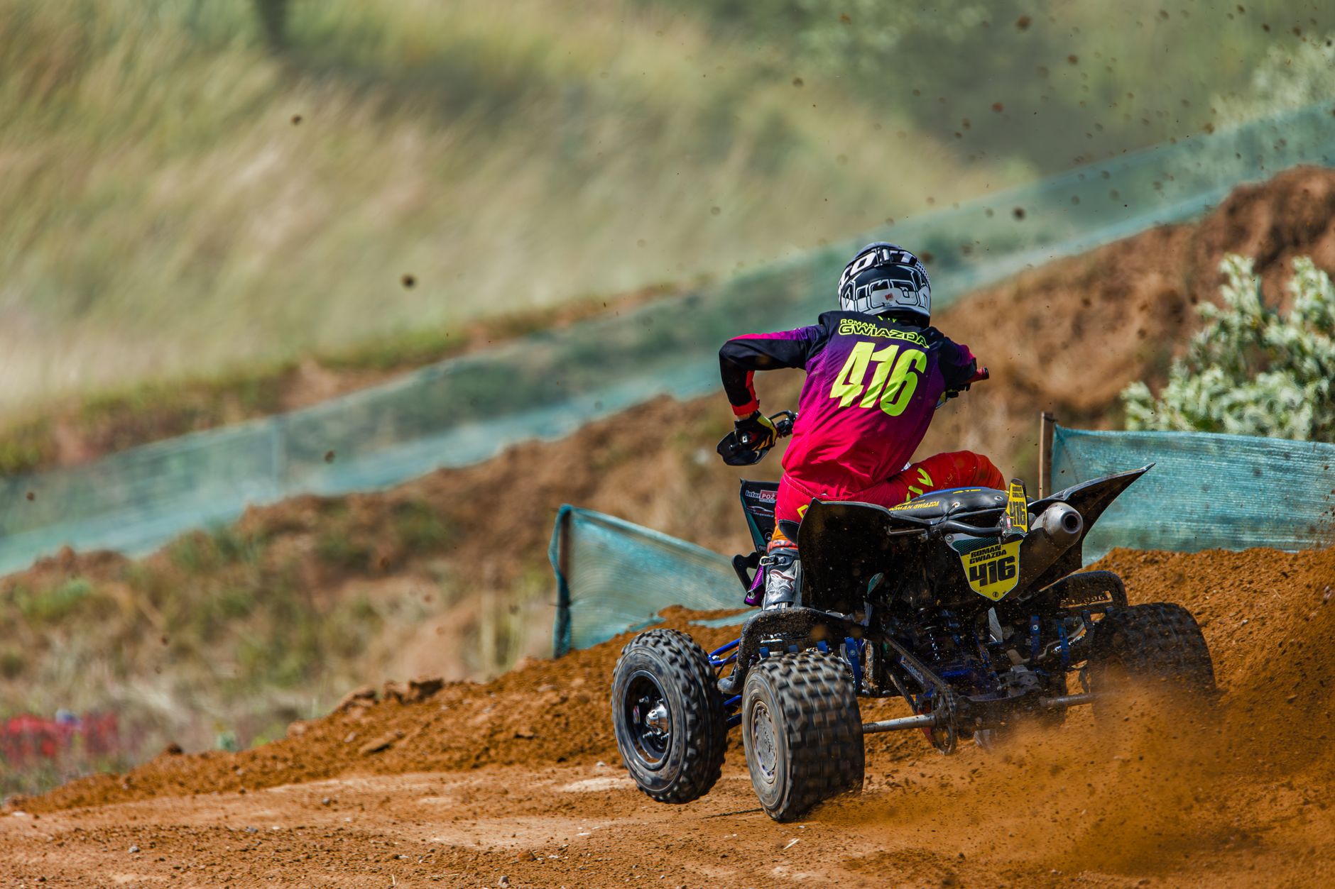 Çamurlu motokros pistinde quad yarışı