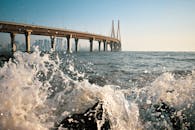 海浪拍打着以孟买天际线为背景的班德拉-沃利海连接桥