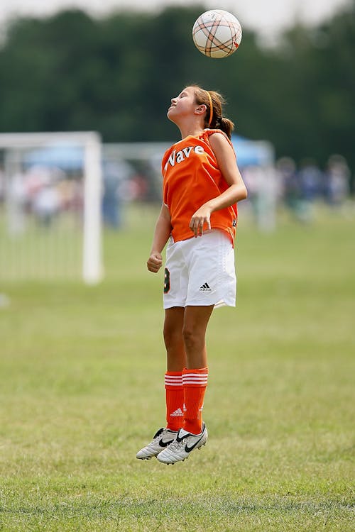 Mulher Jogando Bola De Futebol