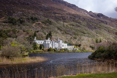 Free Scenic view of Kylemore Abbey amidst Connemara's mountains by the lake. Stock Photo