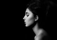 黑白侧轮廓中妆容大胆的女性艺术形象