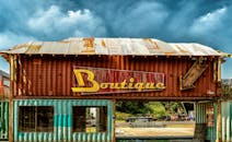 乡村航运集装箱上，户外多云天空下的复古精品店标志