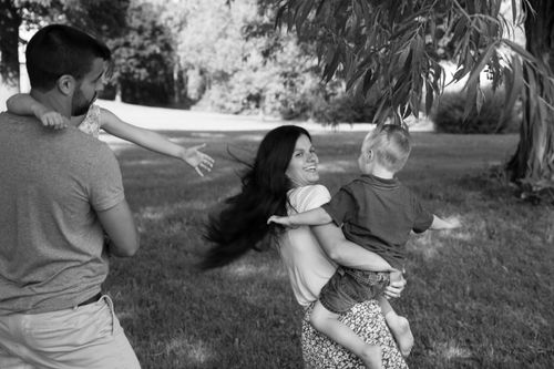 Free A joyful family moment with parents and children playing in a green park setting. Stock Photo