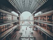 探索柏林购物中心的多层次时尚设计，展现现代建筑与购物者的互动