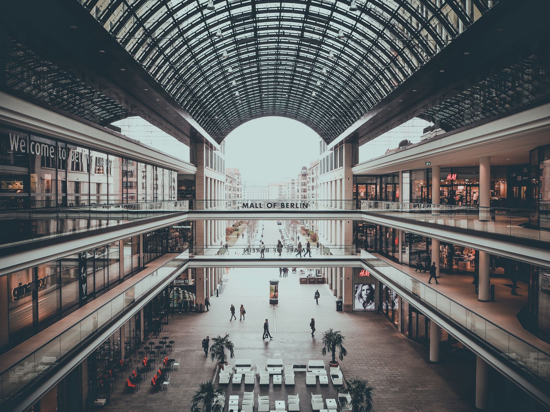 Escena de un centro comercial en Alemania que muestra la actividad de los consumidores