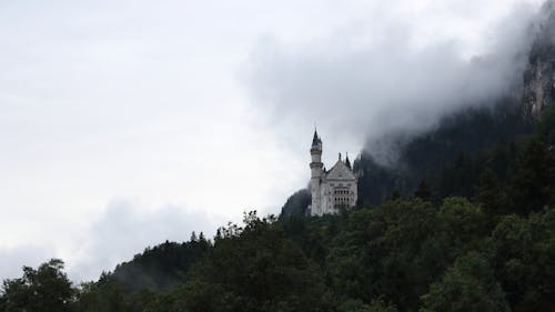 Biały Zamek Na Szczycie Wzgórza