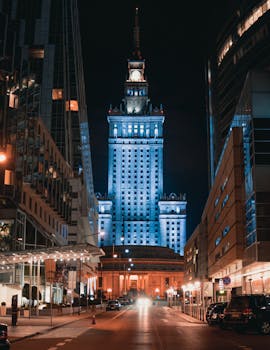 华沙文化与科学宫的夜色壮丽，灯火通明