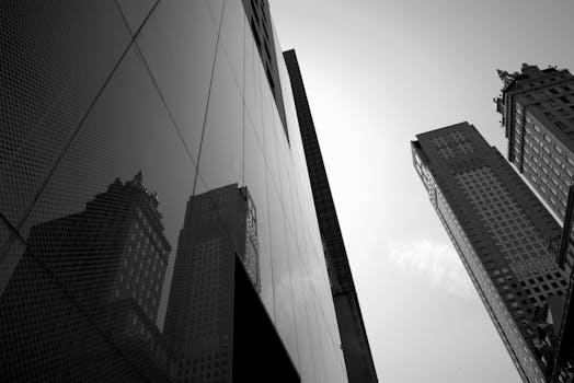 城市景观中，现代摩天大楼的低角度视图映出倒影