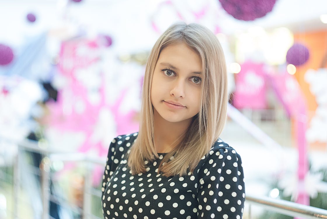 Femme Prenant Selfie Près De Handrial