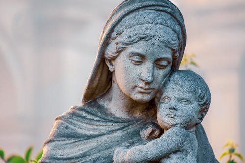 Бетонная статуя матери и ребенка