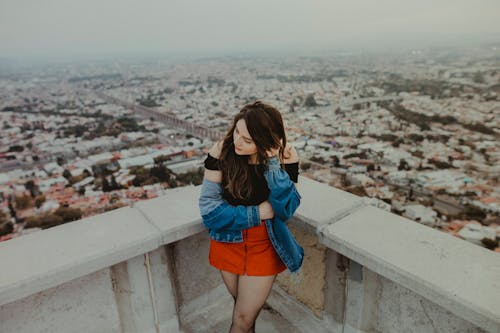 Femme Debout Au Coin Du Haut Du Bâtiment