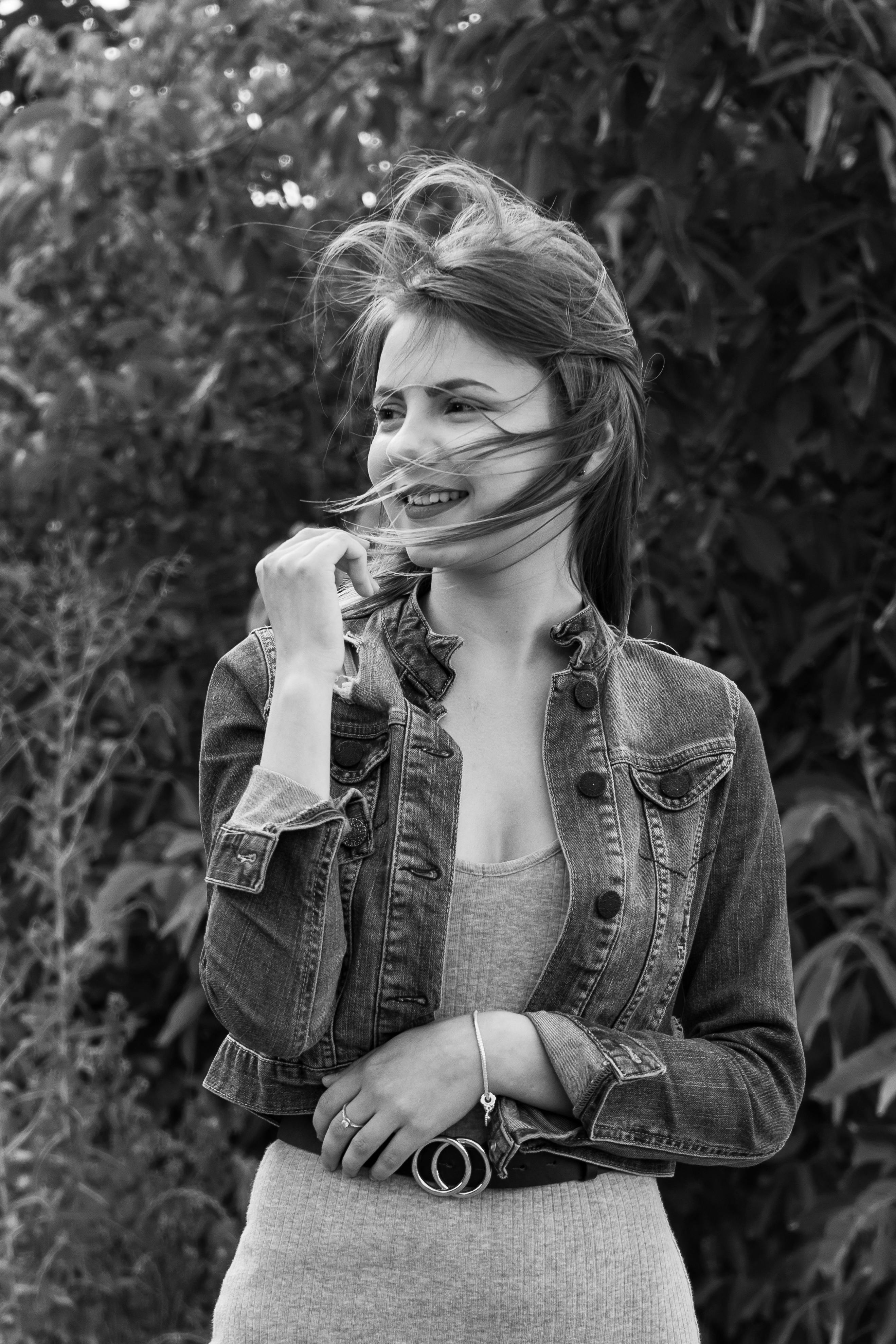 Bezpłatne Zdjęcie W Skali Szarości Przedstawiające Kobietę W Dżinsowej Kurtce Zdjęcie z galerii