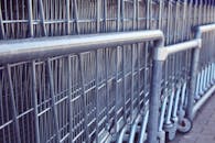 特写镜头展示了户外环境中相互连接的金属购物车，凸显现代设计